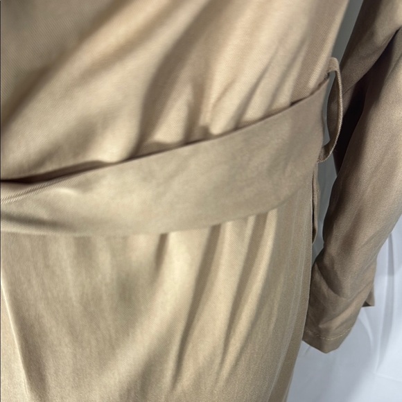 Levand Classic Women’s Tan Trench Coat - Picture 8 of 9